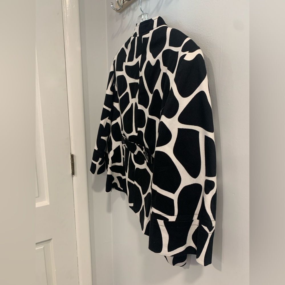 East 5th Black and White Patterned Blazer - Picture 8 of 11